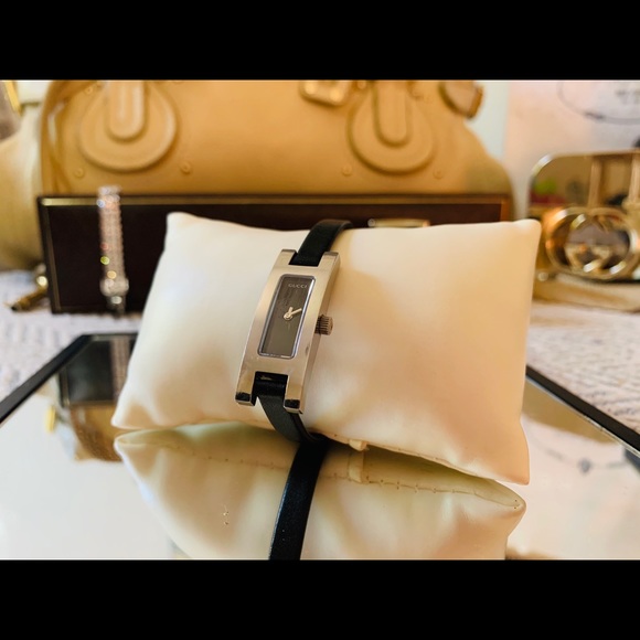 Ladies Gucci 3900L Quartz Analog Watch - Picture 4 of 8